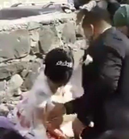 Geline herkesin içinde tokat atan damat