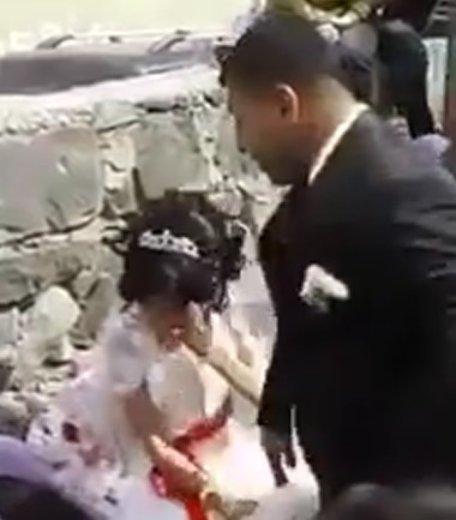 Geline herkesin içinde tokat atan damat