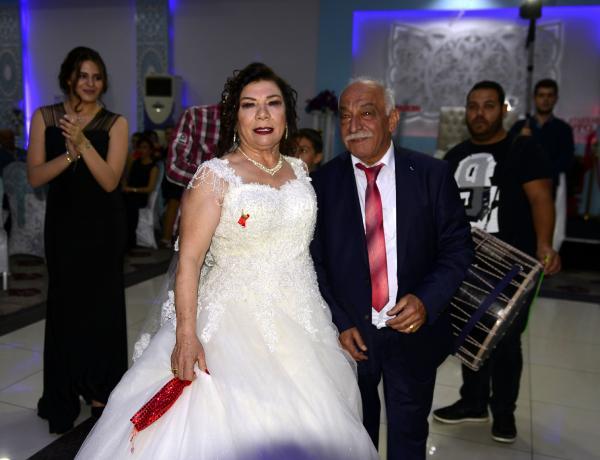 67 yaşında gelinlik giyip düğün yaptı