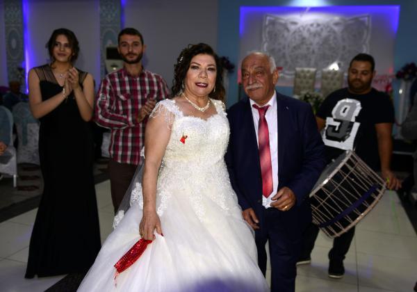 67 yaşında gelinlik giyip düğün yaptı