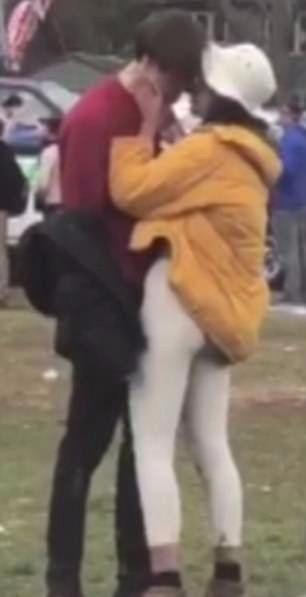 Obama'nın kızı sevgilisiyle yakalandı