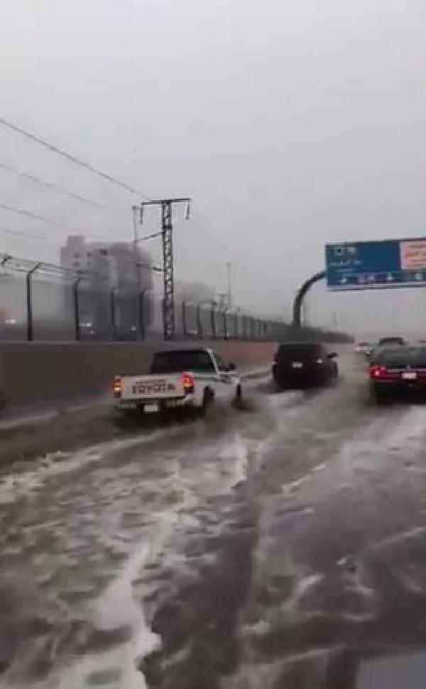 Suudi Arabistan'da şiddetli yağış