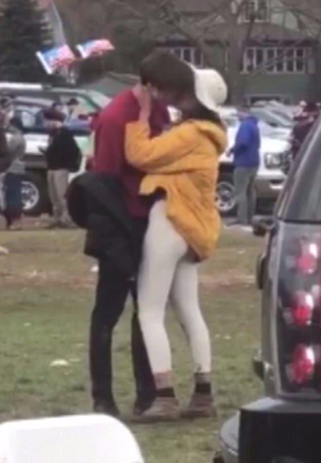 Obama'nın kızı sevgilisiyle yakalandı