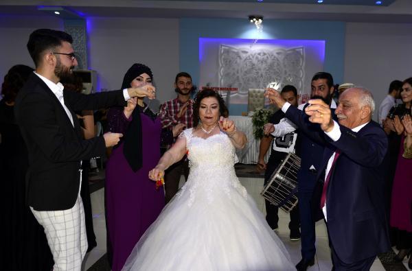 67 yaşında gelinlik giyip düğün yaptı