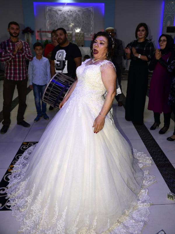 67 yaşında gelinlik giyip düğün yaptı