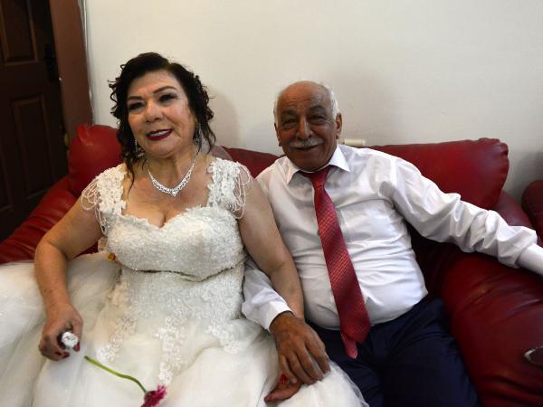 67 yaşında gelinlik giyip düğün yaptı