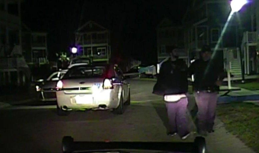 Kelepçeli kaçak polis aracıyla kaçmaya çalıştı