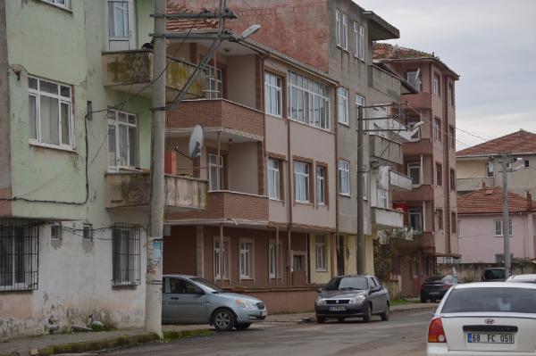 On yaşındaki oğlunu sevgilisiyle basınca öldürdü