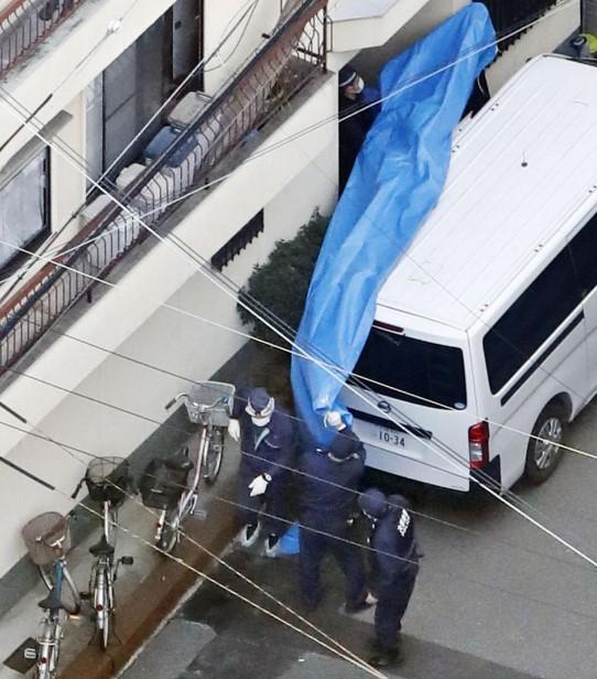 Yeni doğurduğu bebeklerini betona gömmüş