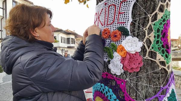 Kosovalı kadınlar ağaçları giydirdiler