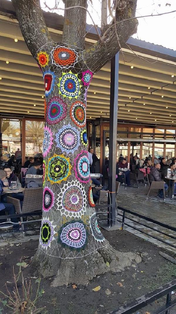 Kosovalı kadınlar ağaçları giydirdiler