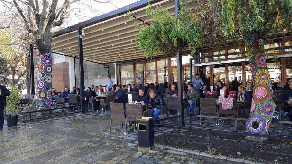 Kosovalı kadınlar ağaçları giydirdiler