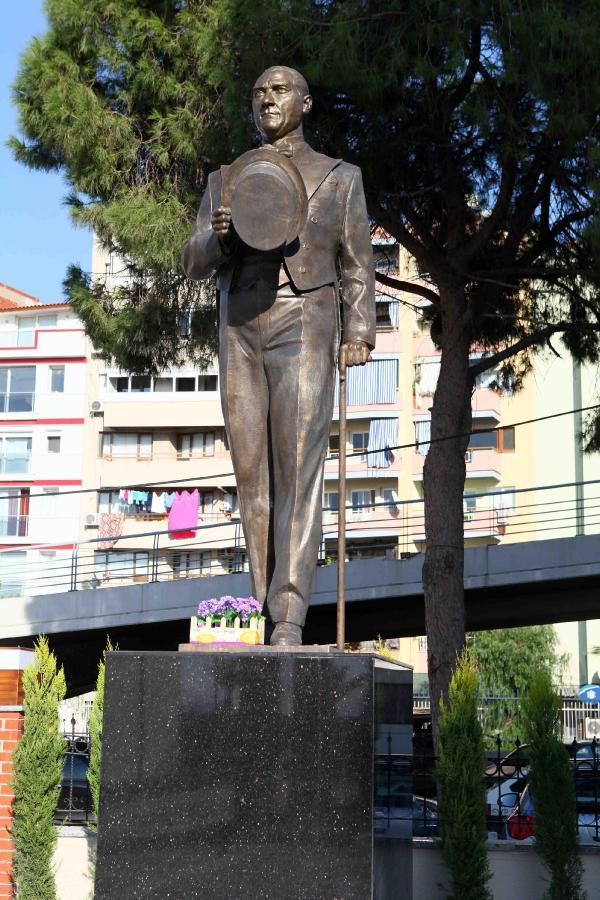 İzmir'e yeni Atatürk heykeli
