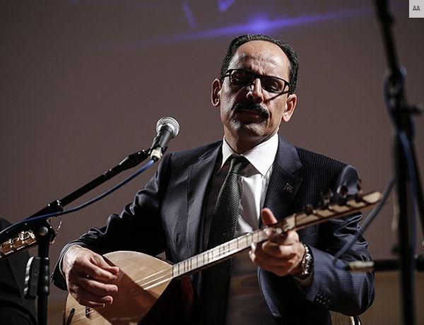 İbrahim Kalın liselilere saz çalıp türkü söyledi
