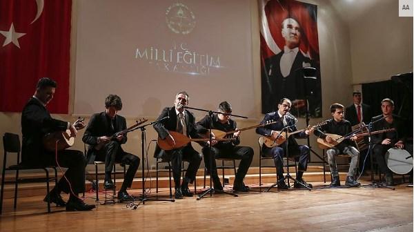 İbrahim Kalın liselilere saz çalıp türkü söyledi