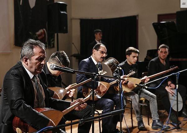 İbrahim Kalın liselilere saz çalıp türkü söyledi