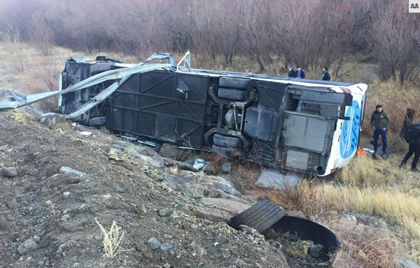 Erzurum-Erzincan Karayolu'nda otobüs devrildi