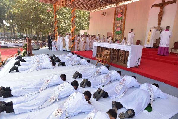 Bangladeş'te Papa'ya yoğun ilgi