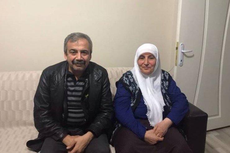 HDP'li Sırrı Süreyya Önder PKK'lı taziyesinde