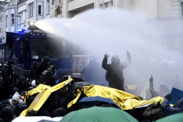 Almanya'da sokaklar karıştı