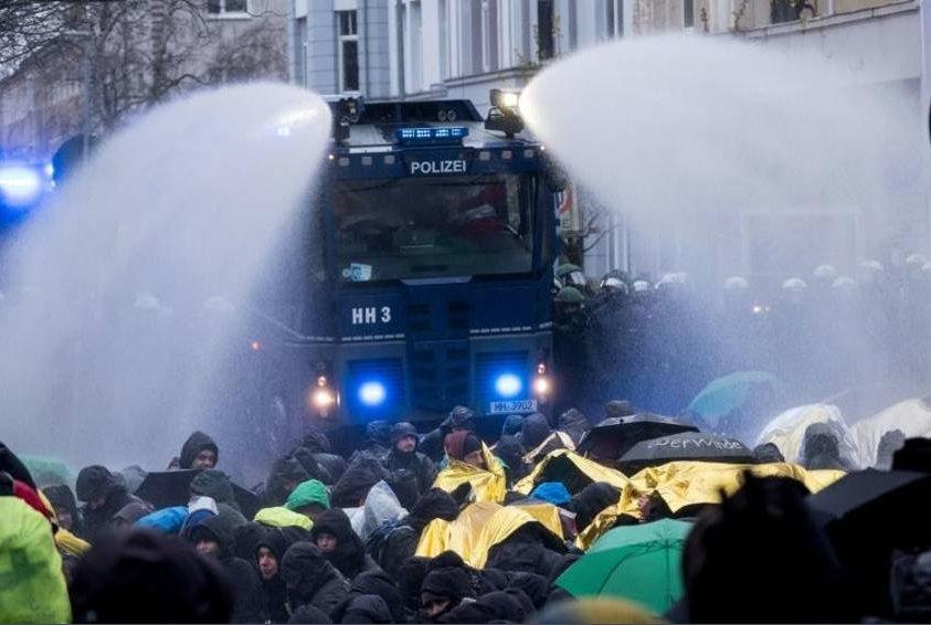 Almanya'da sokaklar karıştı