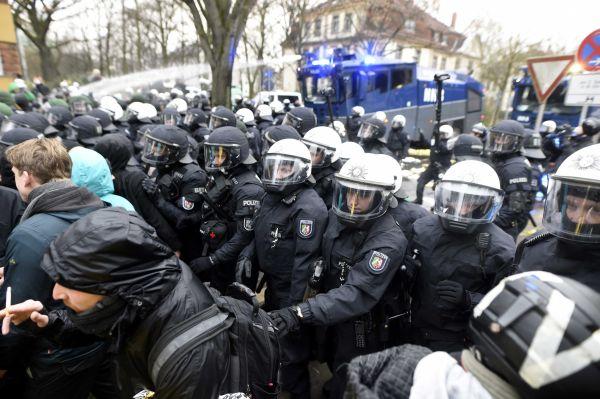 Almanya'da sokaklar karıştı