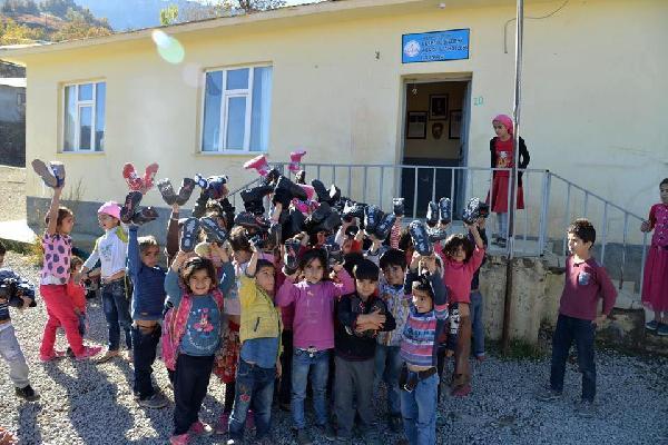 Hakkarili minikleri sevindiren yardım