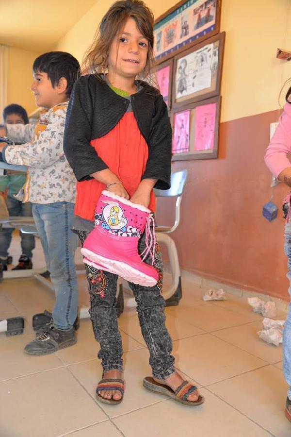 Hakkarili minikleri sevindiren yardım