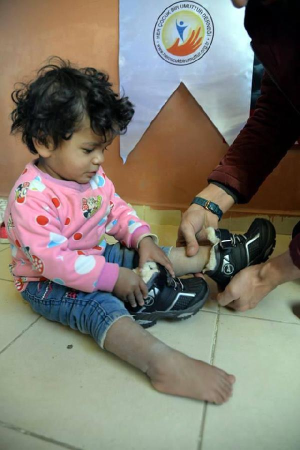 Hakkarili minikleri sevindiren yardım