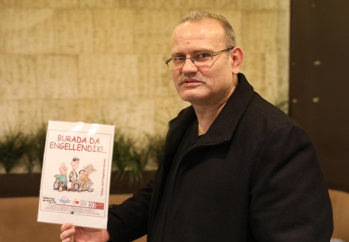 Engellere karikatürleriyle dikkati çekiyor