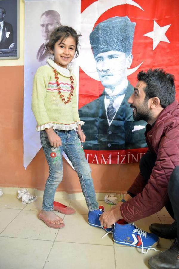 Hakkarili minikleri sevindiren yardım