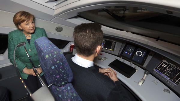 Açılışına Merkel'in katıldığı hızlı tren yolda kaldı