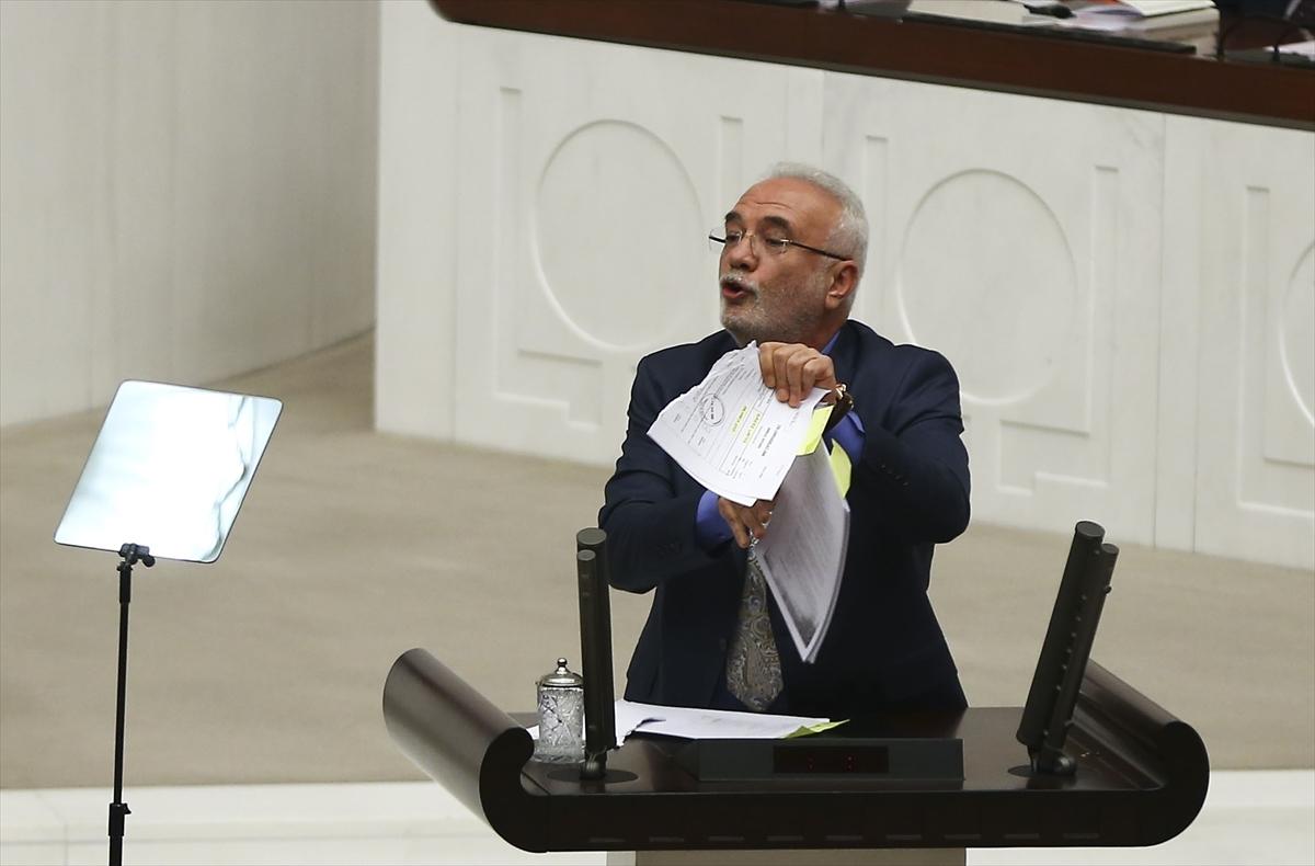 AK Partili Elitaş CHP'nin Man Adası belgelerini kürsüde yırttı
