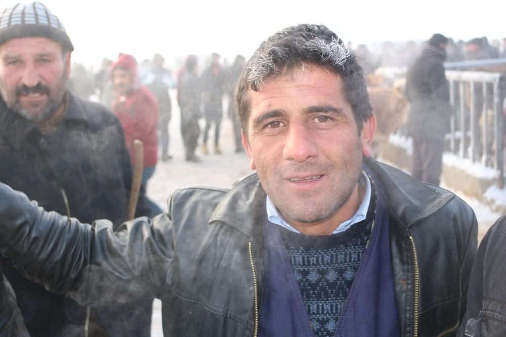 Ağrı hayvan pazarında hayvanların ağzı ve burnu buz tuttu