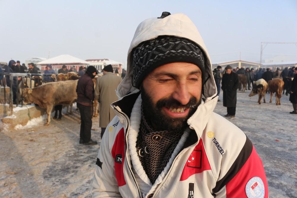 Ağrı hayvan pazarında hayvanların ağzı ve burnu buz tuttu