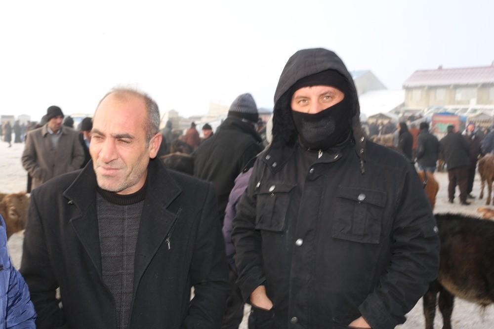 Ağrı hayvan pazarında hayvanların ağzı ve burnu buz tuttu