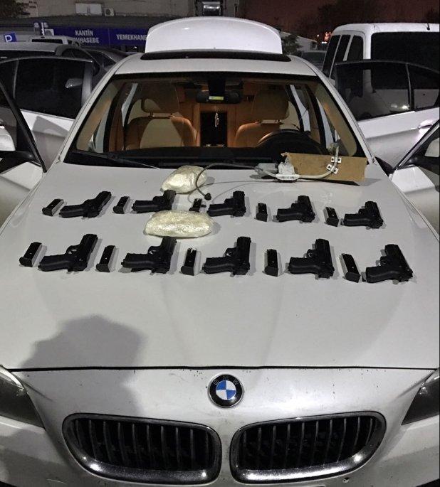 Lüks araçtan 'cephanelik' çıktı