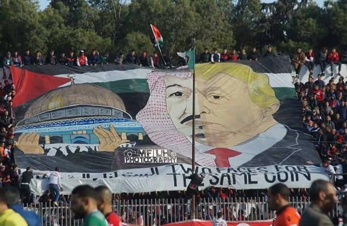 Cezayir'de tribünde anlamlı pankart