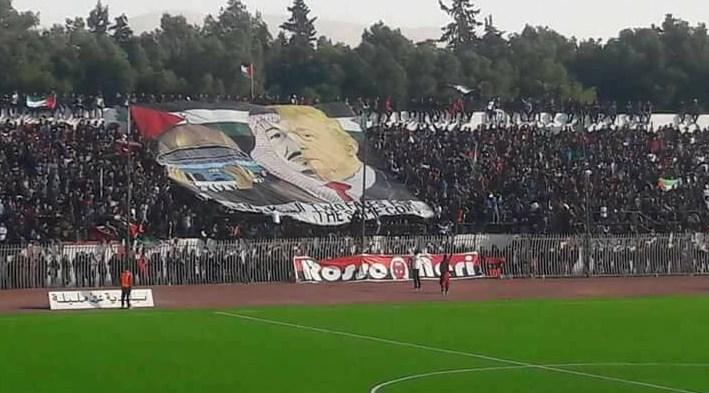 Cezayir'de tribünde anlamlı pankart