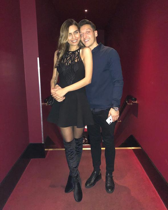Amine Gülşe Mesut Özil'in yanında