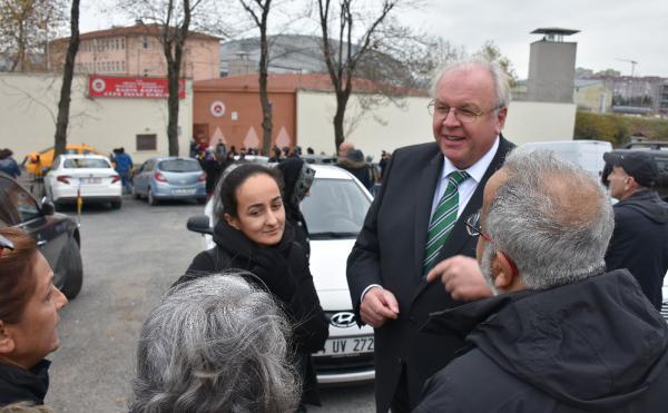 Alman Büyükelçi cezaevi önünde bekledi