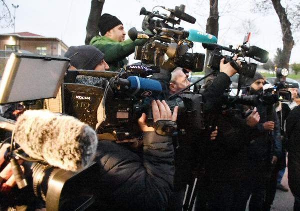 Alman Büyükelçi cezaevi önünde bekledi