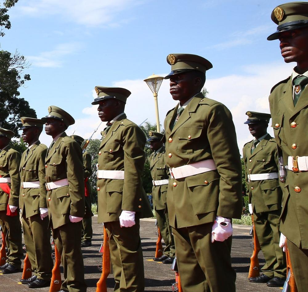 Uganda’da ordu parlamentoyu bastı