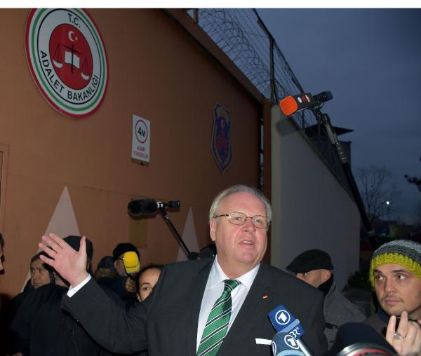 Alman Büyükelçi cezaevi önünde bekledi