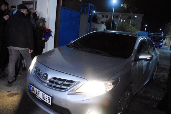 Alman Büyükelçi cezaevi önünde bekledi