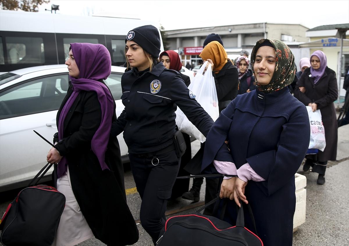 FETÖ ablası objektiflere sırıttı