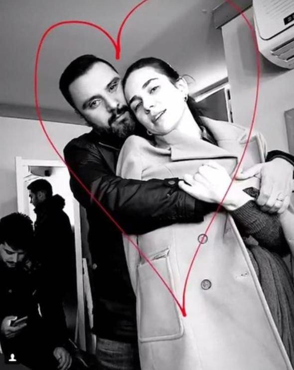 Alişan üşüyen sevgilisini sarılarak ısıttı