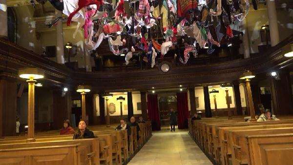 Kilisede mülteci sergisi