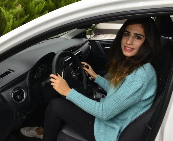 Acemi sürücünün aracının arkasına yazdığı yazı