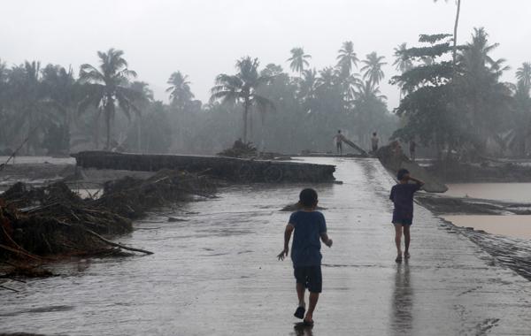 Filipinler'de kasırga ve yangın